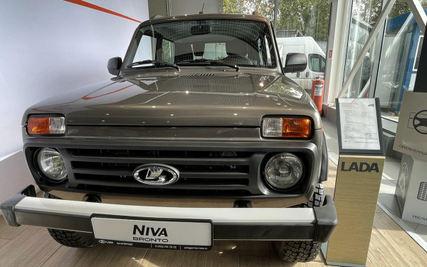 «Машин осталось мало». Сколько у дилеров стоит «упрощенная» Lada Niva
«Машин осталось мало». Сколько у дилеров стоит «упрощенная» Lada Niva