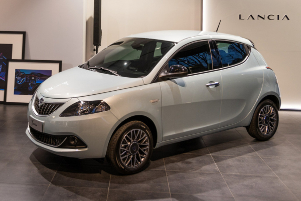 Дайджест дня: улучшенная Lancia Ypsilon, ЗМЗ V8 на конвейере и другие события индустрии