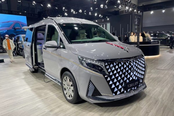 Mercedes-Benz V-класса в китайском тюнинге: гигантский &laquo;гриль&raquo;, красное знамя и мрамор