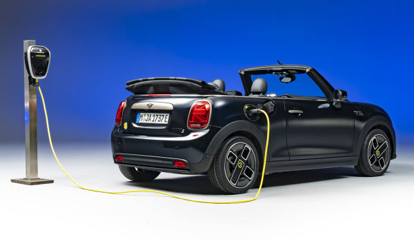 Mini Cooper SE стал первым товарным электрокабриолетом Mini Cooper SE стал первым товарным электрокабриолетом