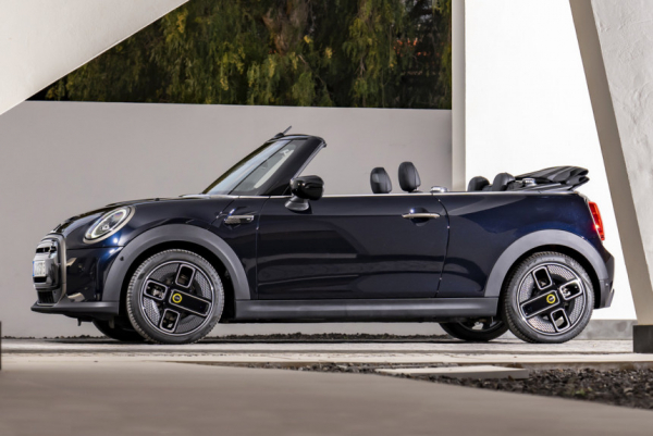 Mini Cooper SE стал первым товарным электрокабриолетом Mini Cooper SE стал первым товарным электрокабриолетом