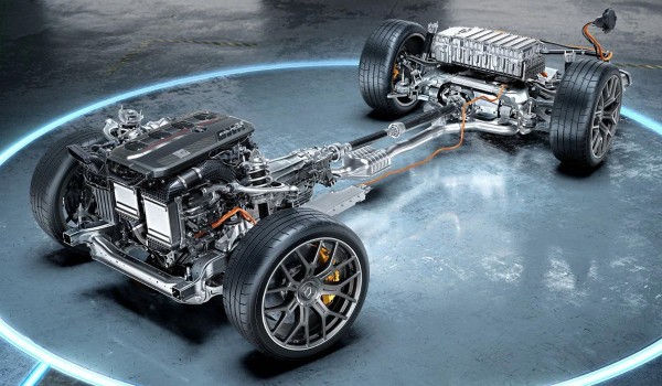 &laquo;Горячий&raquo; Mercedes-AMG GLC представлен в двух версиях