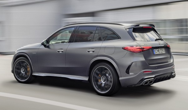 &laquo;Горячий&raquo; Mercedes-AMG GLC представлен в двух версиях