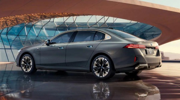 У новой «пятерки» BMW появилась удлиненная версия У новой «пятерки» BMW появилась удлиненная версия