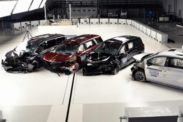 Минивэны провалили краш-тесты IIHS в Америке