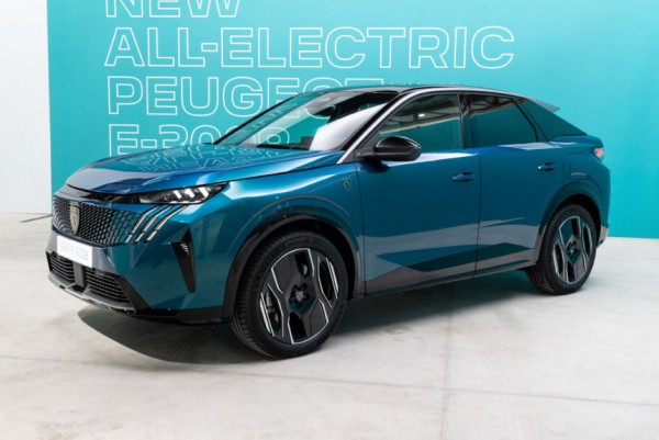 Премьера нового Peugeot 3008 — теперь с буквой E Премьера нового Peugeot 3008 — теперь с буквой E