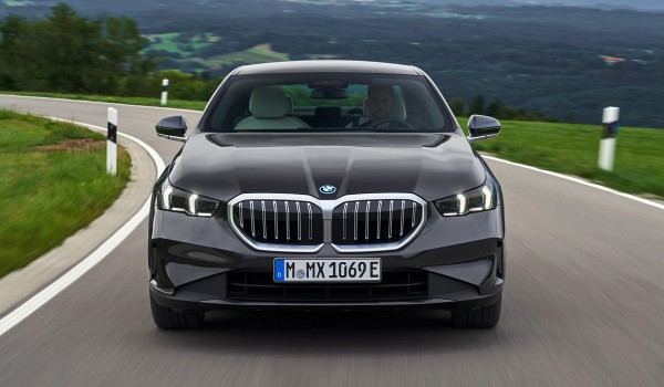Новая &laquo;пятерка&raquo; BMW обрела две гибридные версии