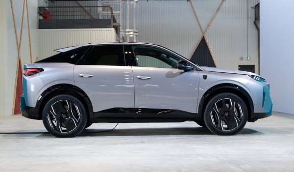 Премьера нового Peugeot 3008 — теперь с буквой E Премьера нового Peugeot 3008 — теперь с буквой E