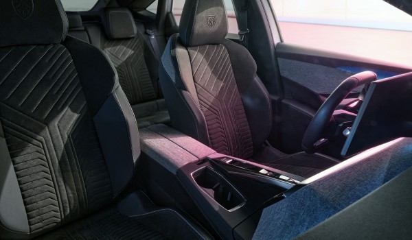 Премьера нового Peugeot 3008 — теперь с буквой E Премьера нового Peugeot 3008 — теперь с буквой E