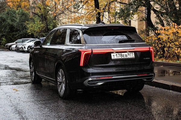 Пять дисплеев, пять метров и пять сотен сил: экспресс-тест Hongqi E-HS9 Пять дисплеев, пять метров и пять сотен сил: экспресс-тест Hongqi E-HS9