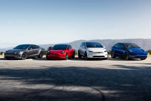 Tesla отзывает два миллиона машин: виноват автопилот