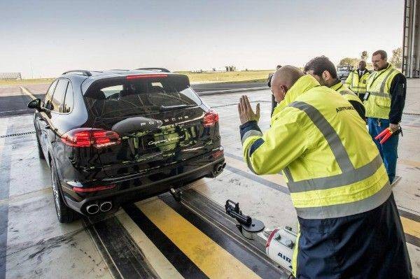 Porsche Cayenne поставил силовой рекорд: отбуксировал самолет на 40: метров Porsche Cayenne поставил силовой рекорд: отбуксировал самолет на 40: метров