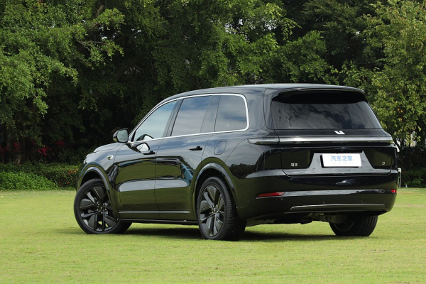 BMW X7 или Lixiang L9: что и как выгоднее купить и обслуживать BMW X7 или Lixiang L9: что и как выгоднее купить и обслуживать