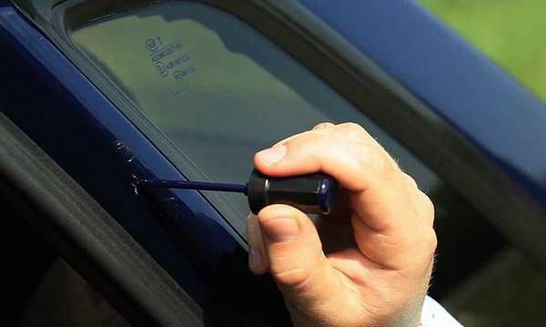 Как убрать царапины с пластика в салоне автомобиля Как убрать царапины с пластика в салоне автомобиля
