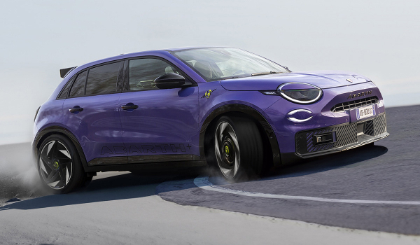 Электрический Abarth 600e показан снаружи и внутри Электрический Abarth 600e показан снаружи и внутри