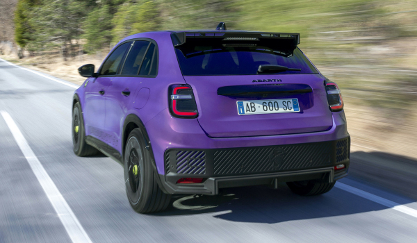 Электрический Abarth 600e показан снаружи и внутри Электрический Abarth 600e показан снаружи и внутри