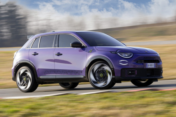 Электрический Abarth 600e показан снаружи и внутри Электрический Abarth 600e показан снаружи и внутри