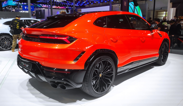 Суперкроссовер Lamborghini Urus стал подзаряжаемым гибридом Суперкроссовер Lamborghini Urus стал подзаряжаемым гибридом
