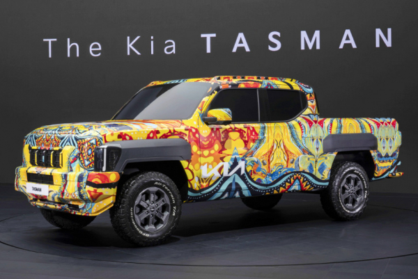 Рамный пикап Kia Tasman показан в пестром камуфляже