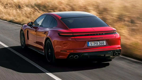 Семейство Porsche Panamera: две новые версии с мотором V8 Семейство Porsche Panamera: две новые версии с мотором V8