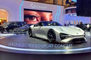 Парад концепт-каров и красивые девушки: Международный автосалон Gaikindo 2024 в Индонезии