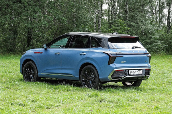 Крылья орла и красное знамя у водопада: тест-драйв Hongqi HS3 Крылья орла и красное знамя у водопада: тест-драйв Hongqi HS3