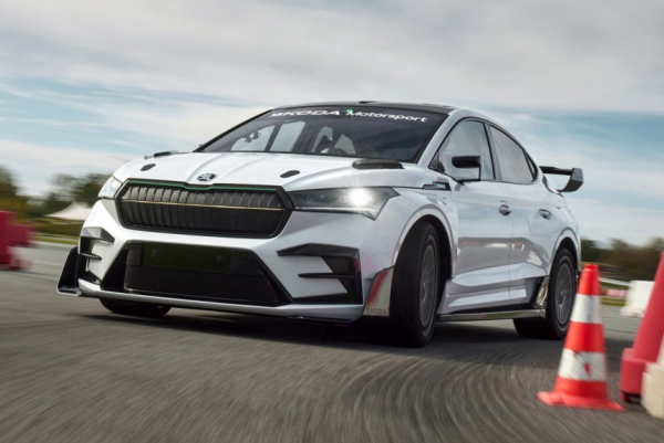 Концепт Skoda Enyaq RS Race прикинулся гоночным болидом Концепт Skoda Enyaq RS Race прикинулся гоночным болидом
