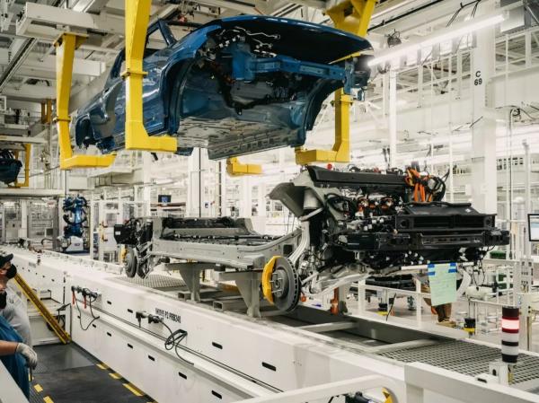 Дайджест дня: Lancia Gamma, обновленный Sportage и другие события индустрии Дайджест дня: Lancia Gamma, обновленный Sportage и другие события индустрии