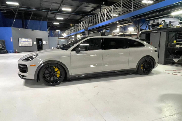 Марк Цукерберг подарил жене &laquo;минивэн&raquo; на базе Porsche Cayenne Turbo GT