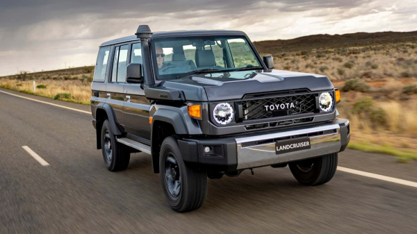 Вечный Land Cruiser 70 снова обрел «механику» Вечный Land Cruiser 70 снова обрел «механику»