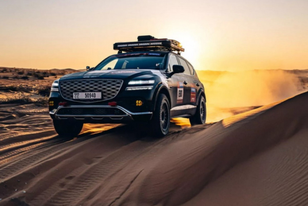 Показан кроссовер Genesis GV80 Desert для Жаки Икса Показан кроссовер Genesis GV80 Desert для Жаки Икса