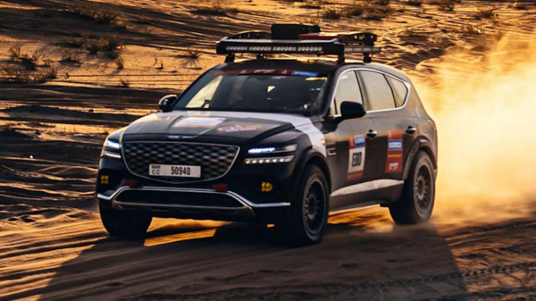 Показан кроссовер Genesis GV80 Desert для Жаки Икса Показан кроссовер Genesis GV80 Desert для Жаки Икса