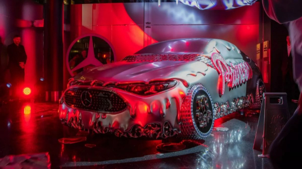 В Нью-Йорке показан &laquo;плавленый&raquo; арт-кар Mercedes-Benz CLA