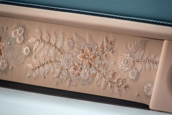Rolls-Royce Phantom Dentelle примерил кружевной интерьер Rolls-Royce Phantom Dentelle примерил кружевной интерьер