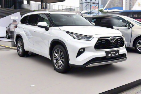 Кроссовер Toyota Highlander обрел новый интерьер Кроссовер Toyota Highlander обрел новый интерьер