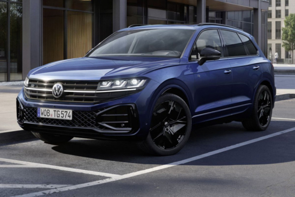 Топливный Volkswagen Touareg приготовился уехать в закат Топливный Volkswagen Touareg приготовился уехать в закат