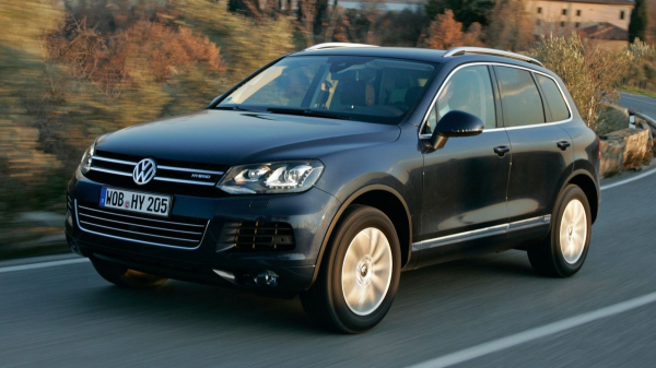 Топливный Volkswagen Touareg приготовился уехать в закат Топливный Volkswagen Touareg приготовился уехать в закат