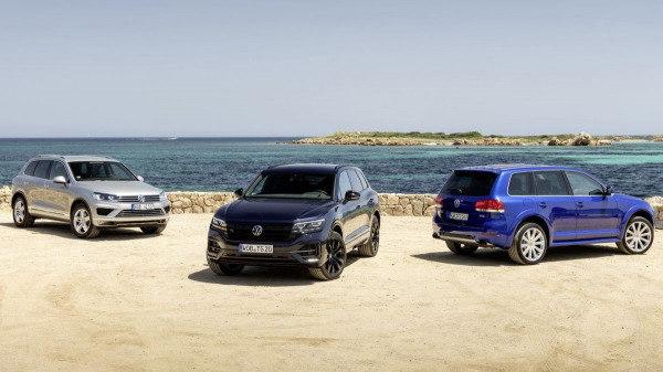 Топливный Volkswagen Touareg приготовился уехать в закат Топливный Volkswagen Touareg приготовился уехать в закат