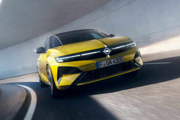 Семейство Opel Astra примерило новое лицо и более емкую батарею
