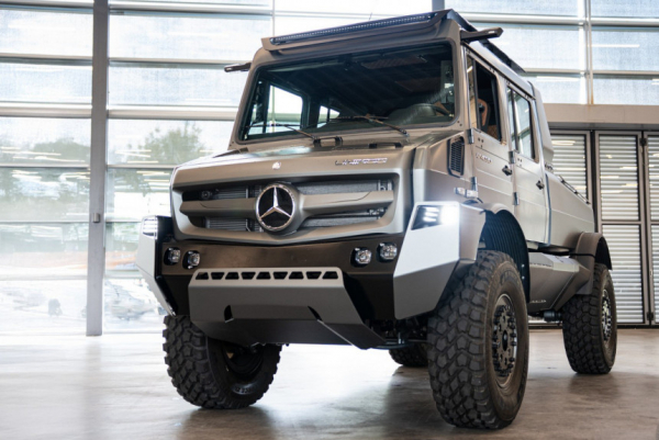 Юбилейный Mercedes Unimog примерил люксовый костюм
