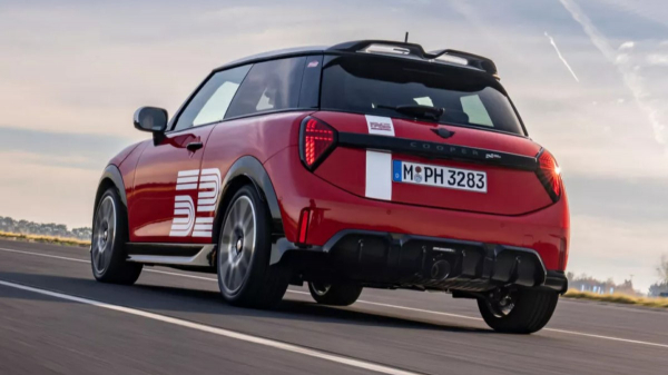 Особый Mini Cooper посвятили победе в ралли Монте-Карло 1965 года Особый Mini Cooper посвятили победе в ралли Монте-Карло 1965 года