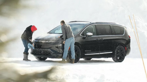 Показана внешность обновленного минивэна Chrysler Pacifica Показана внешность обновленного минивэна Chrysler Pacifica