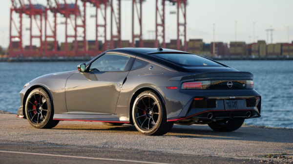 Nissan Z Nismo обрел механическую коробку передач