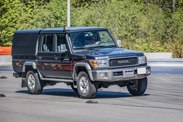 Назад в будущее, вперед в прошлое: опыт владения Toyota Land Cruiser 70