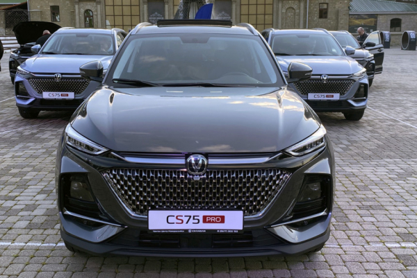 Семиместный кроссовер Changan CS75 Pro: цены и комплектации