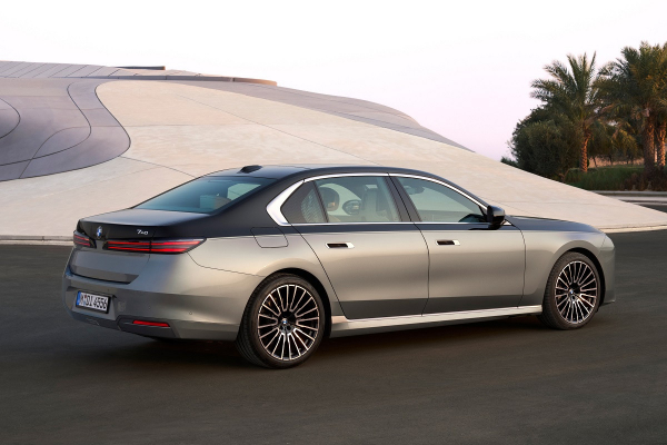 Обновленная «семерка» BMW сохранила спорную внешность, но получила новый салон Обновленная «семерка» BMW сохранила спорную внешность, но получила новый салон