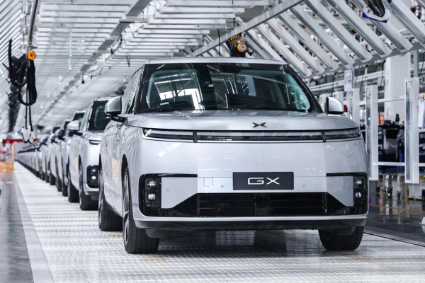 Кроссовер Xpeng GX превратился в роботакси