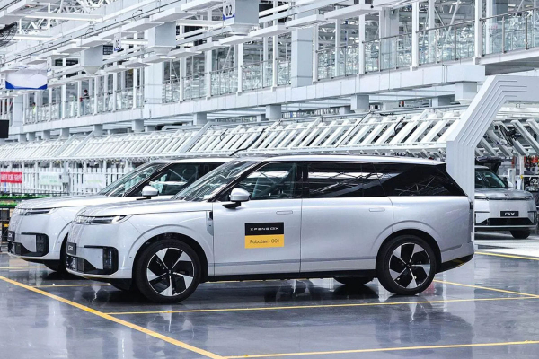 Кроссовер Xpeng GX превратился в роботакси