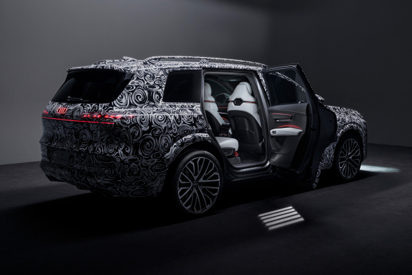 Audi показала салон большого кроссовера Q9