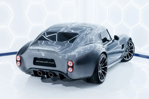 Компания AC Cars представила очень дорогое купе с карбоновым кузовом